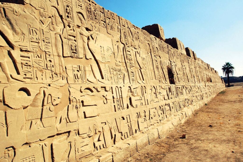 Египтяне использовали письменность даже на внешних стенах храмов
